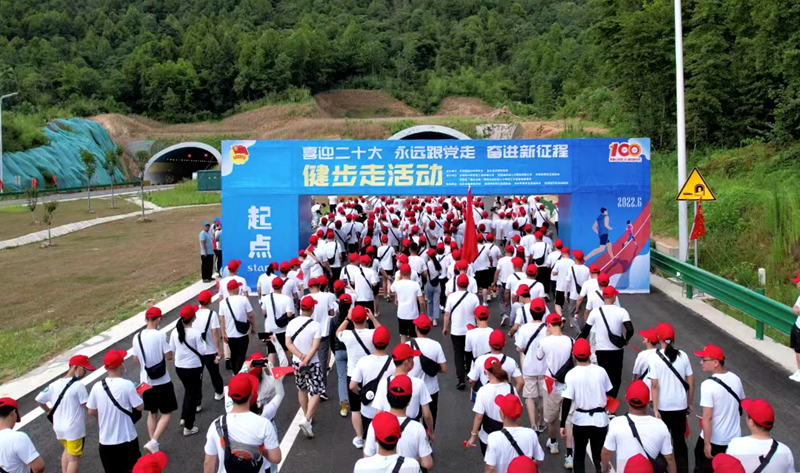 池州市團(tuán)委“喜迎二十大、奮進(jìn)新征程、永遠(yuǎn)跟黨走”健步走活動在公司G318項目舉行6